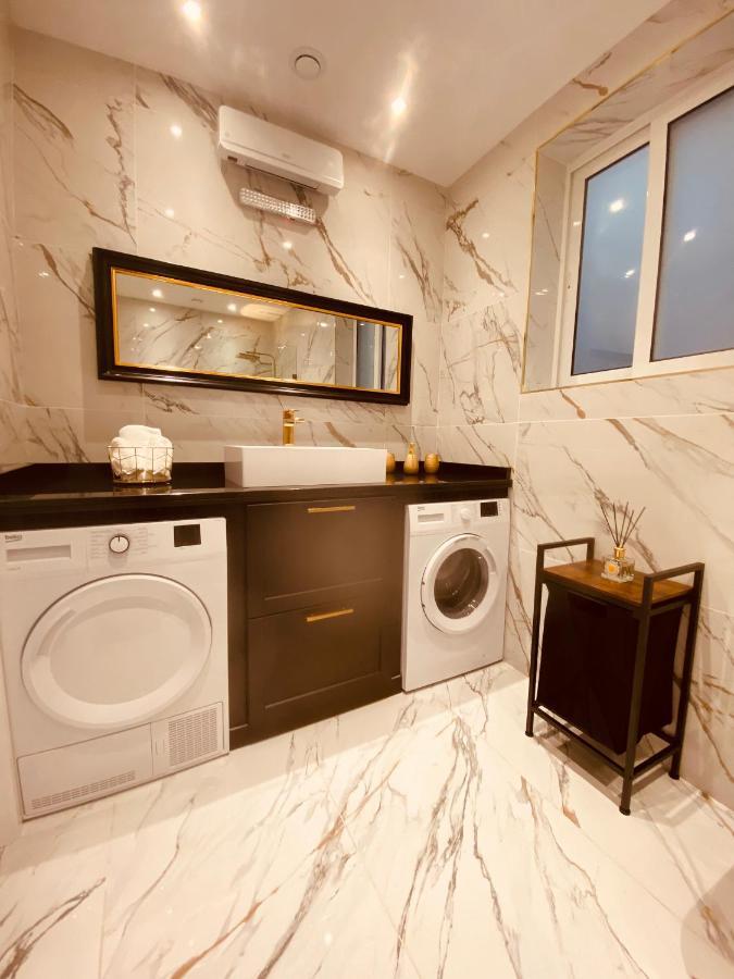 Azure Gold Apartment *