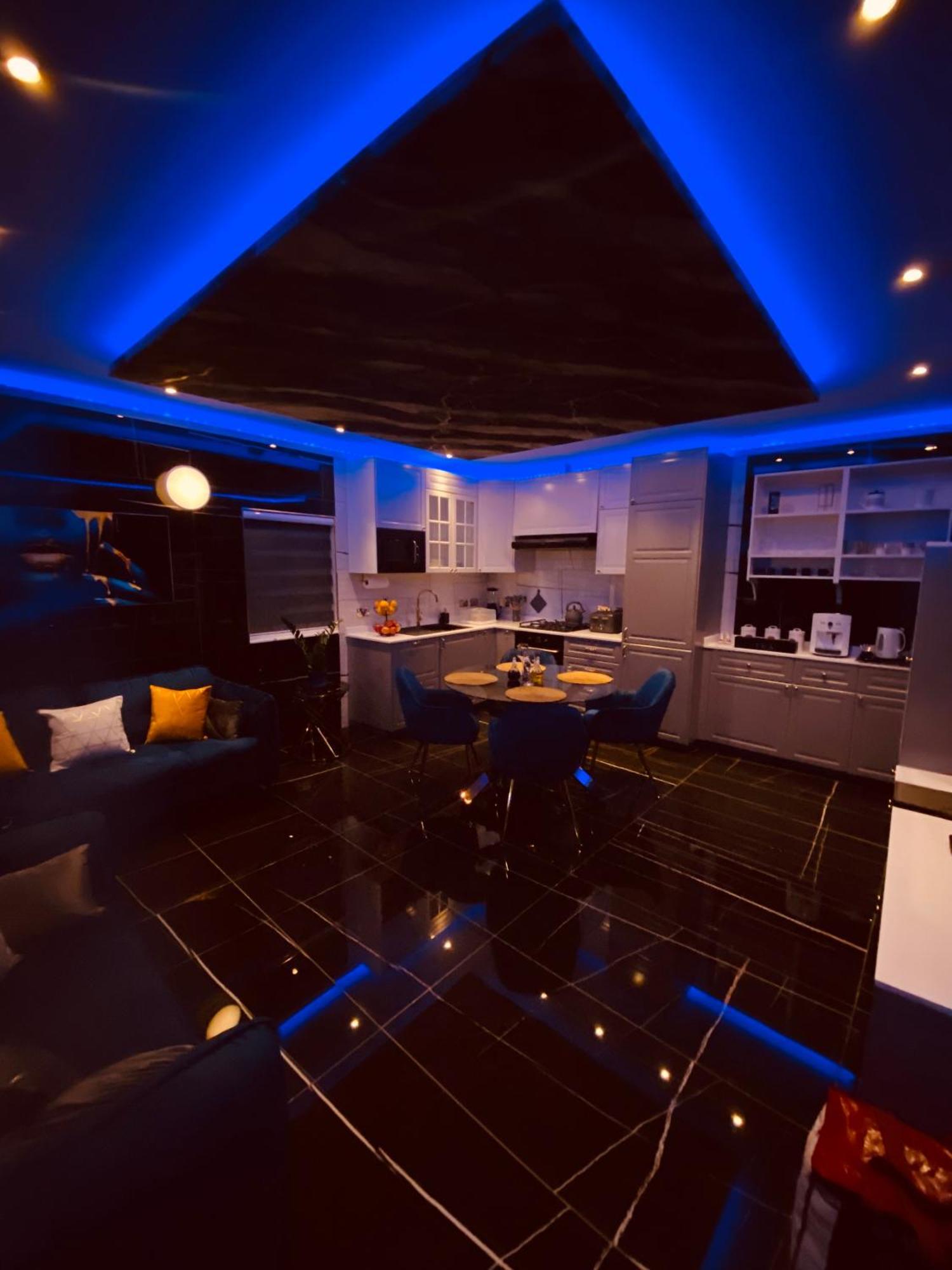Azure Gold Apartment *